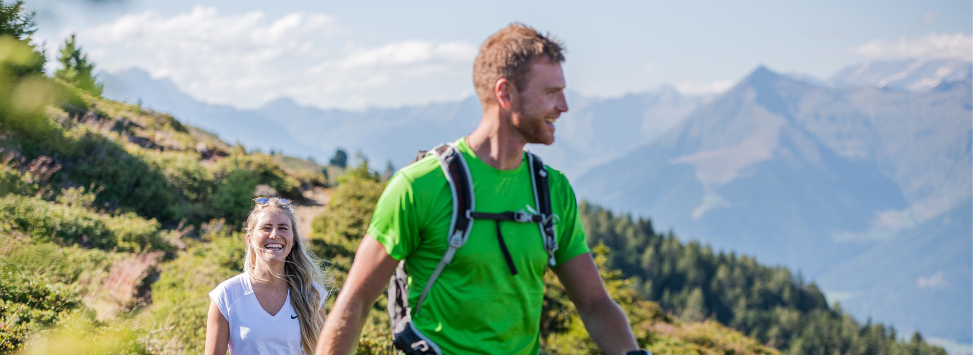 Paesaggio montano innevato con banchi di nebbia.