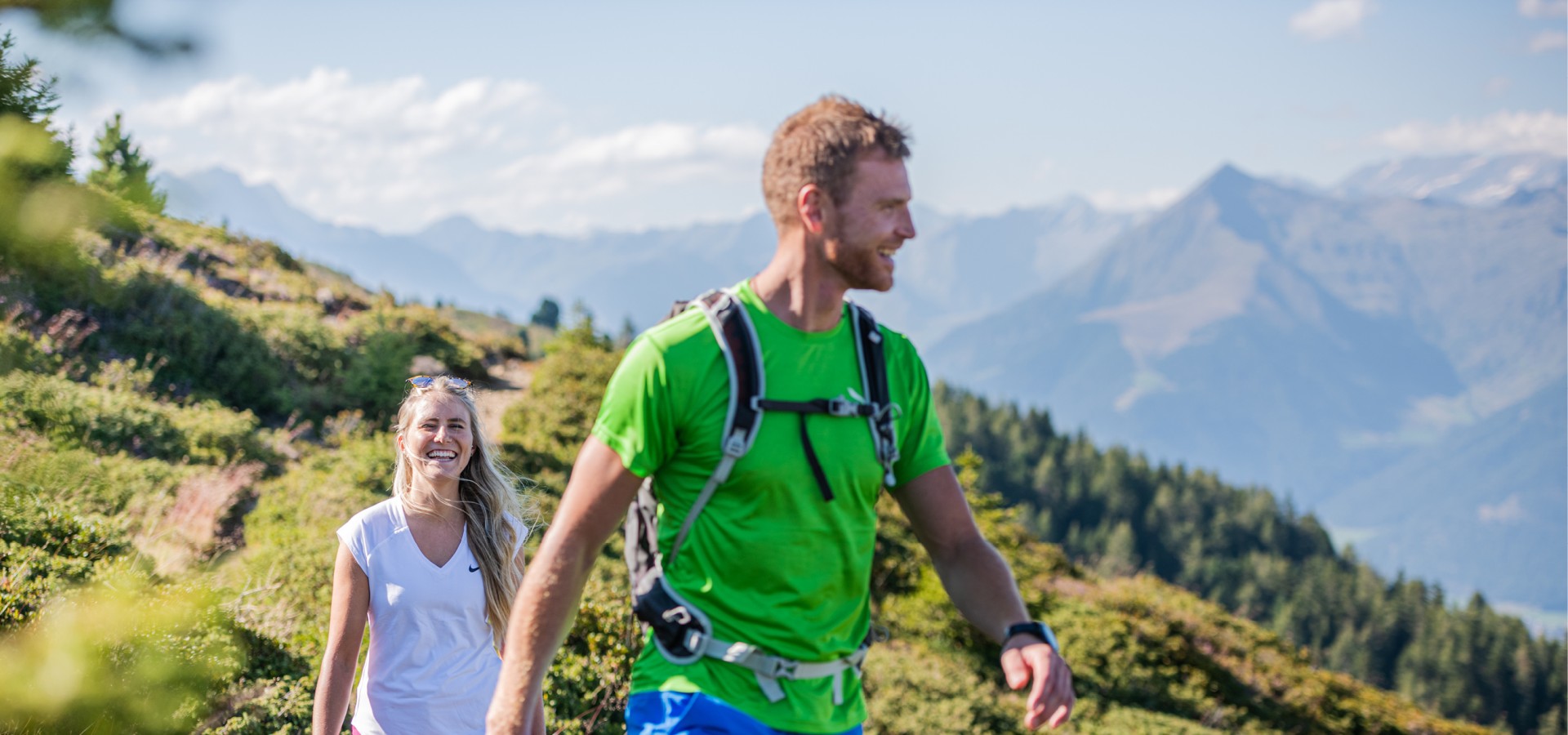 Paesaggio montano innevato con banchi di nebbia.