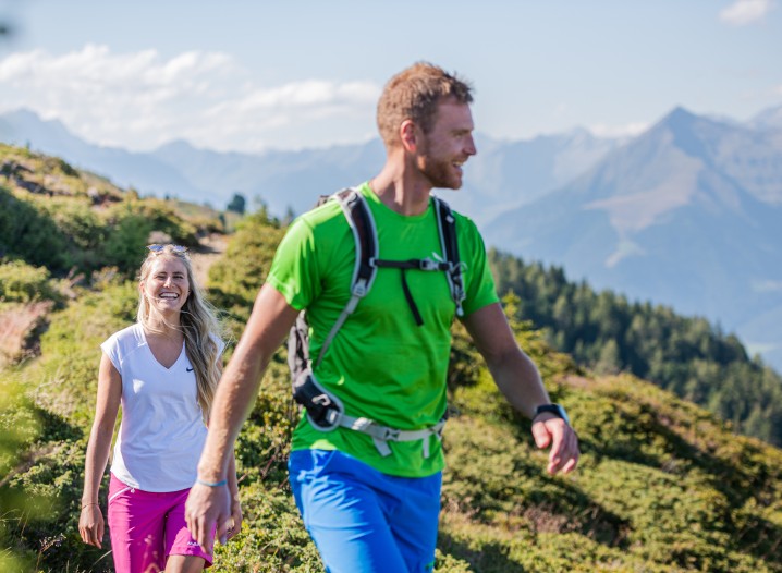 Paesaggio montano innevato con banchi di nebbia.